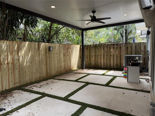 Building Photo - 540 SW 6th Ave