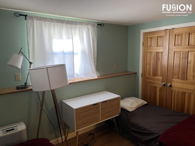 Building Photo - Fully Furnished Rental w/Steam Room & Sauna!