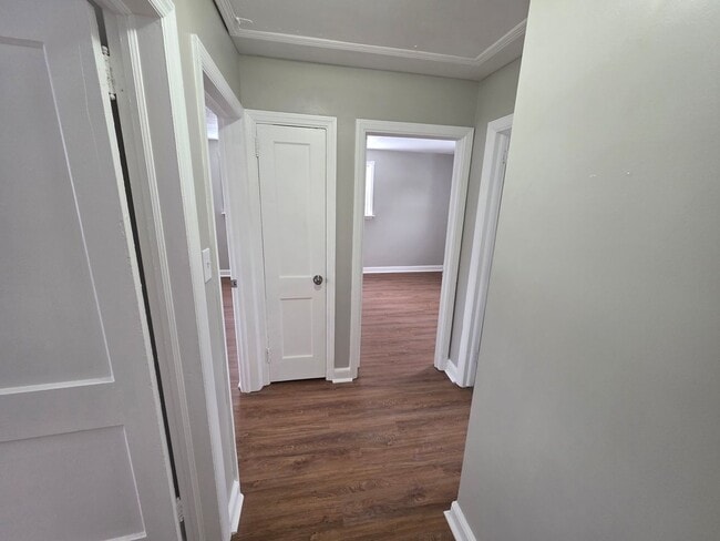 Building Photo - 8 W Chestnut Hill Rd