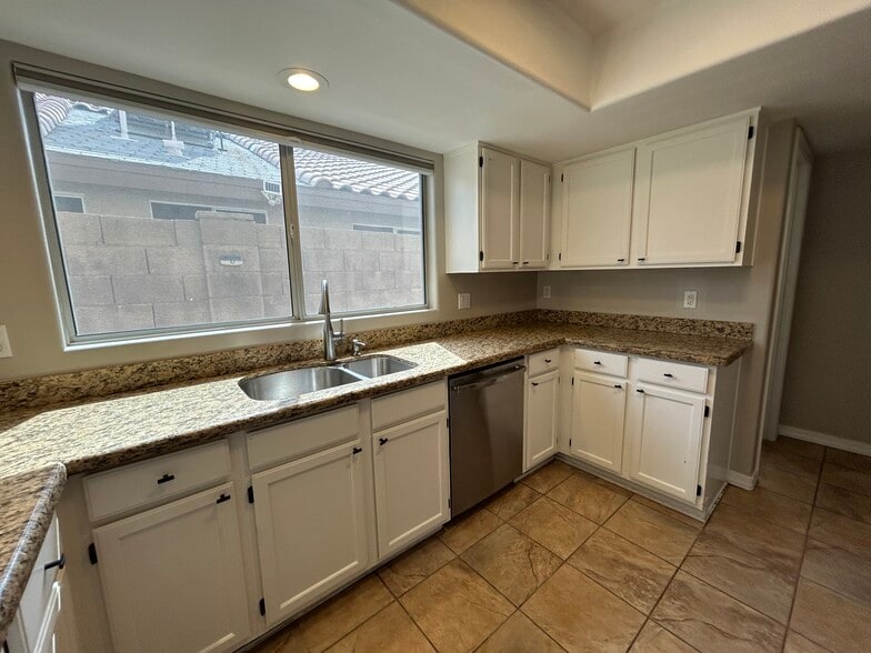 Building Photo - 4132 E Anderson Dr