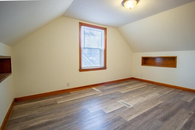 Building Photo - 212 E 142nd Pl