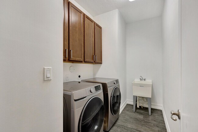 Building Photo - 100 NW 69th Cir