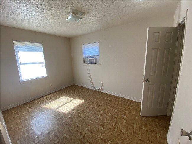 Building Photo - 4211 Rockingham St