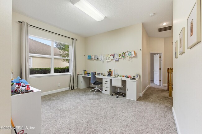 Building Photo - 9 Creek Side Dr