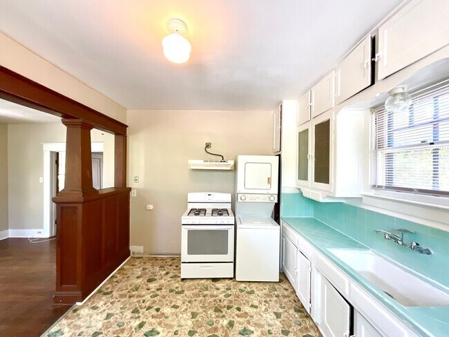 Building Photo - 810 W Magnolia Ave