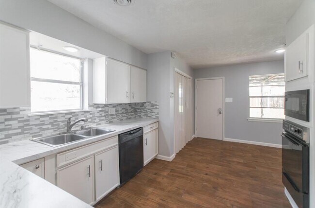 Building Photo - 8503 Braes River Dr