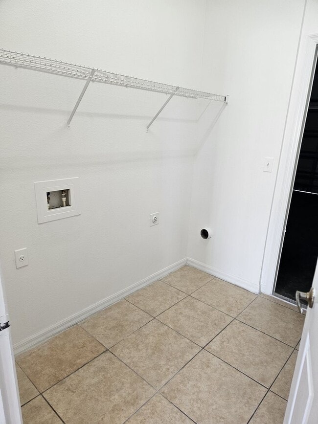 Building Photo - Kissimmee Pool Home with 7 bedrooms!