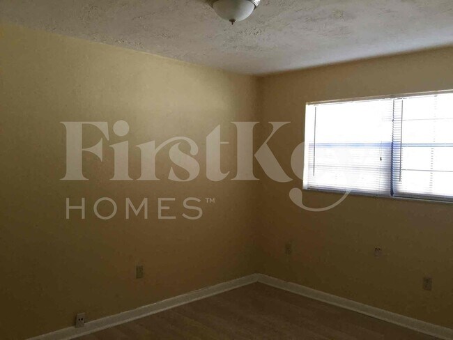 Building Photo - 8801 N Bermuda Dr