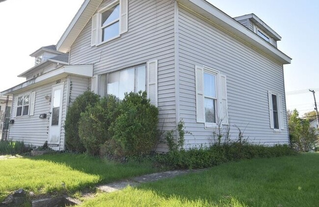 Building Photo - Close to Downtown Mishawaka- 2 bedroom duplex apartment