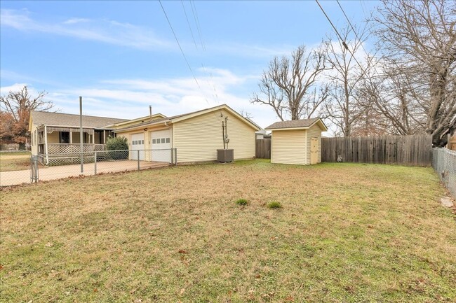 Building Photo - cute 3 bed, 1.5 bath, huge garage