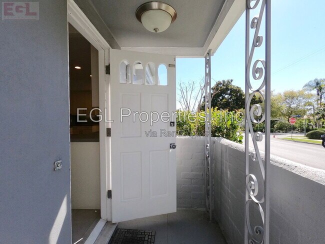 Building Photo - 10749 Wellworth Ave
