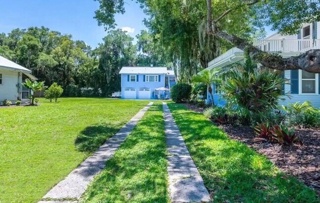 Building Photo - Charming Carriage House