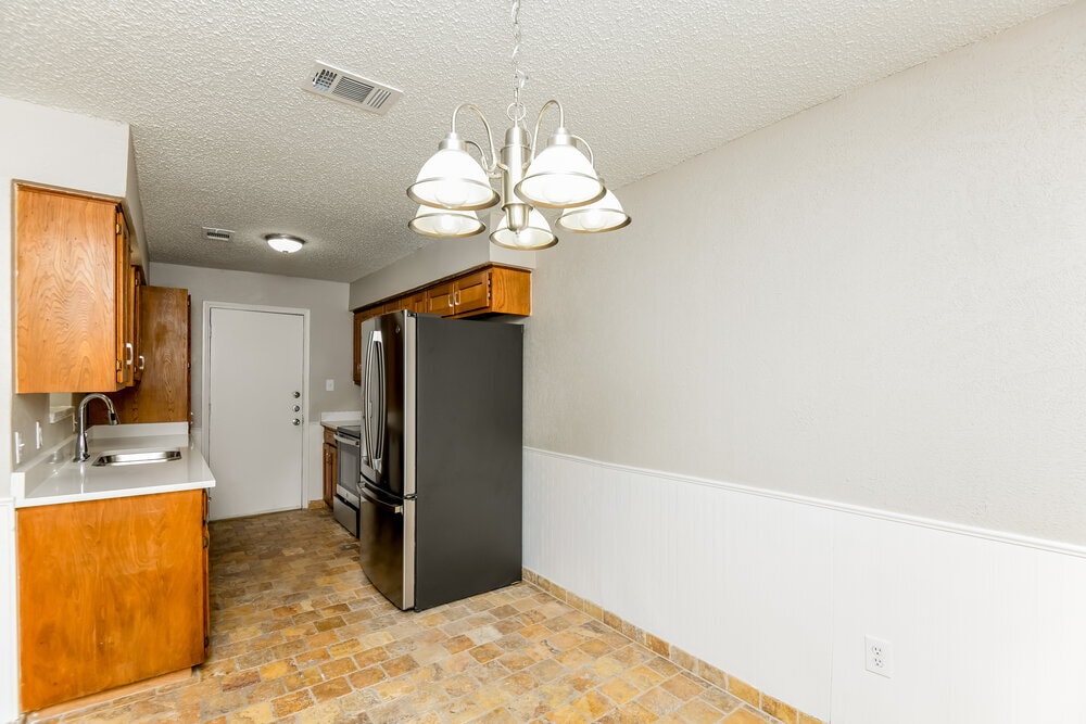 Building Photo - 2321 Oakside Dr