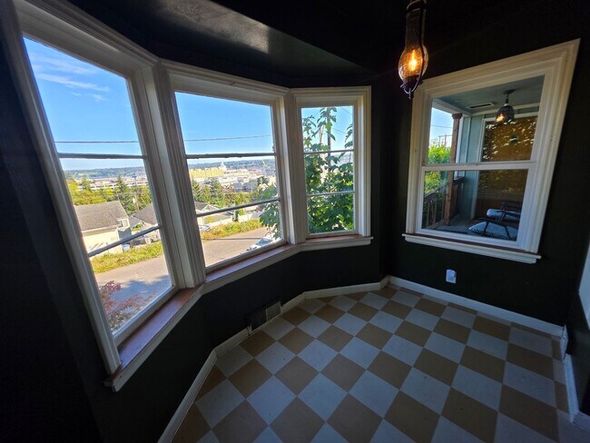 Building Photo - Charming Charleston Classic close to PSNS!