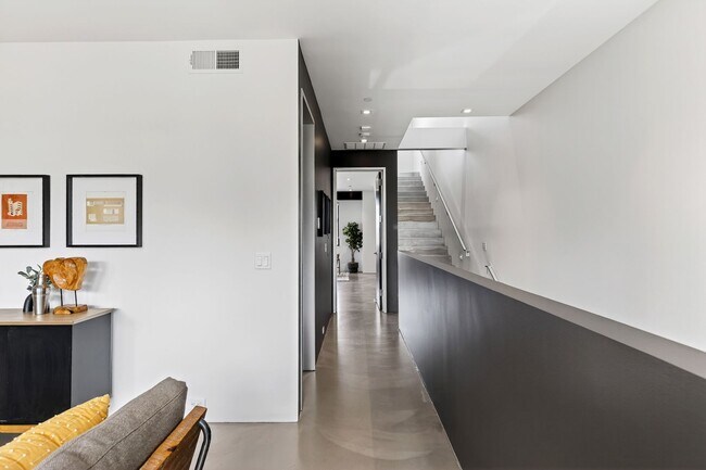 Building Photo - 811 Folger Ave