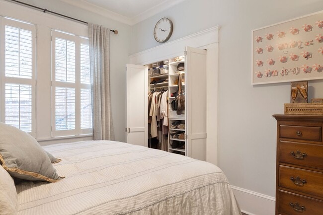 Building Photo - Timeless 3/2 in the Heart of Midtown by Piedmont Park!