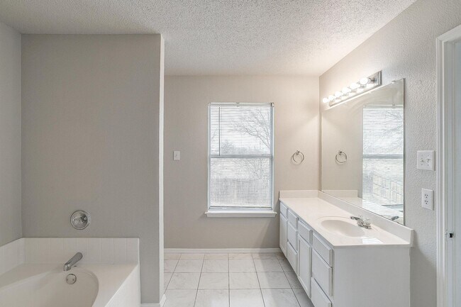 Building Photo - Ready for New Tenants- Large 3 bed, 2.5 bath in West Fort Worth- 76108