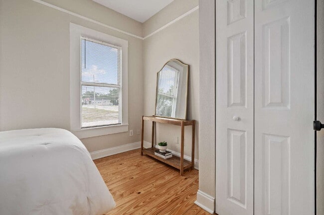 Building Photo - "Charming 2-Bedroom Bungalow in Tampa's Vibrant Heart – Cozy 796 Sq Ft Retreat!"