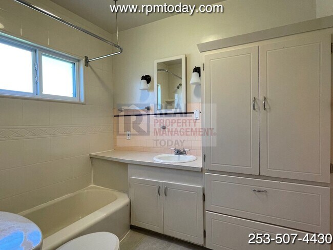 Building Photo - Fantastic Vintage Style 4 Bedroom Home in ...