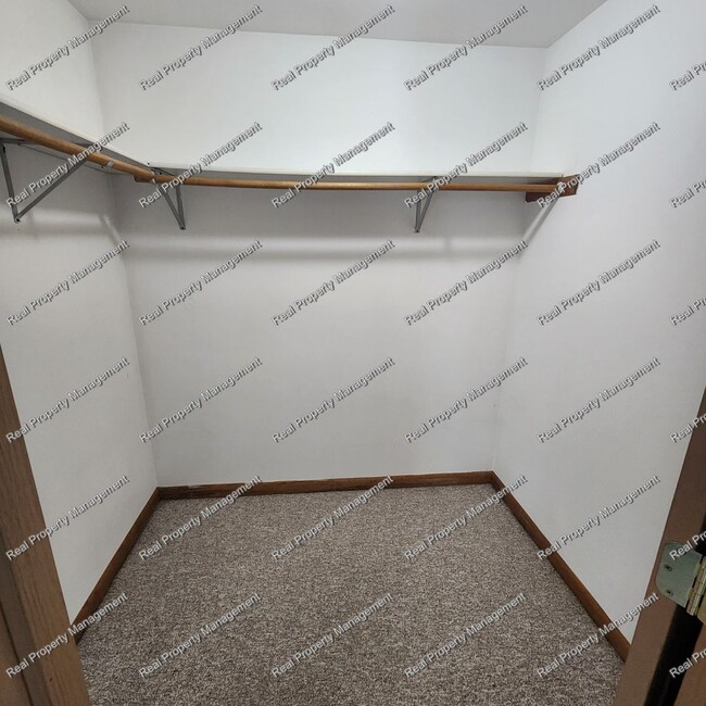 Building Photo - Three Bed Chesterton Townhome