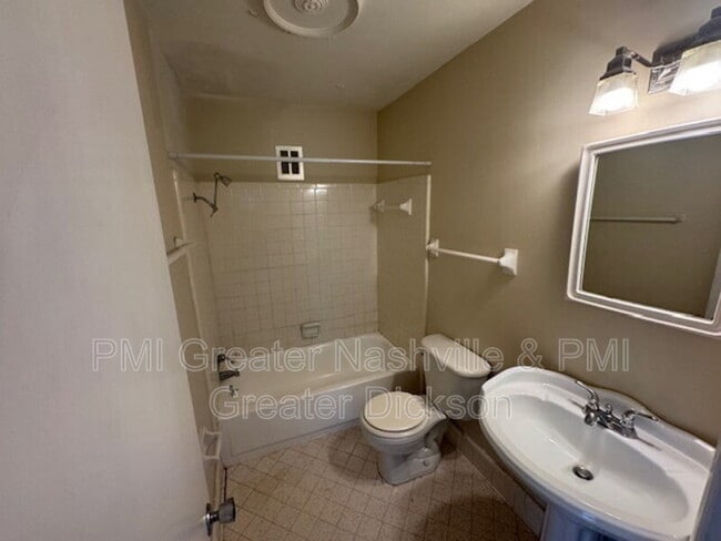Building Photo - 2601 Hillsboro Pike