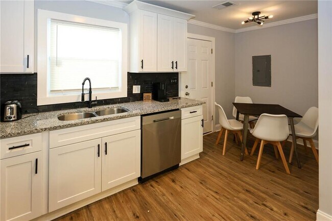 Building Photo - 1809 Vesta Ave