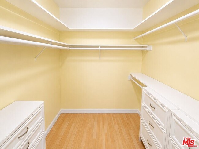 Building Photo - 5870 Green Valley Cir