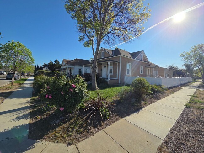 Building Photo - Beautiful 2 bedroom home with large detatched garage