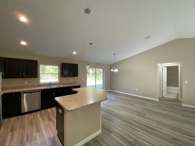 Building Photo - Custom Home - Desirable SW Dunnellon Neighborhood 3/2/2 **Won't Last**Available Soon!