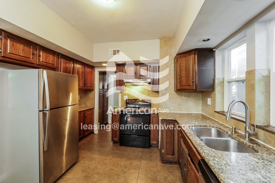 Building Photo - 303 Cypress Ave