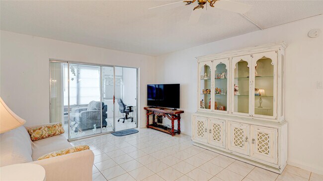 Building Photo - 7787 Golf Cir Dr