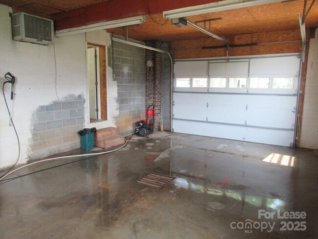 Building Photo - 1357 Beal Rd