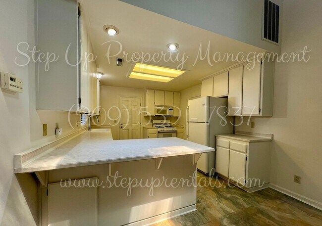 Building Photo - 494 Snell St