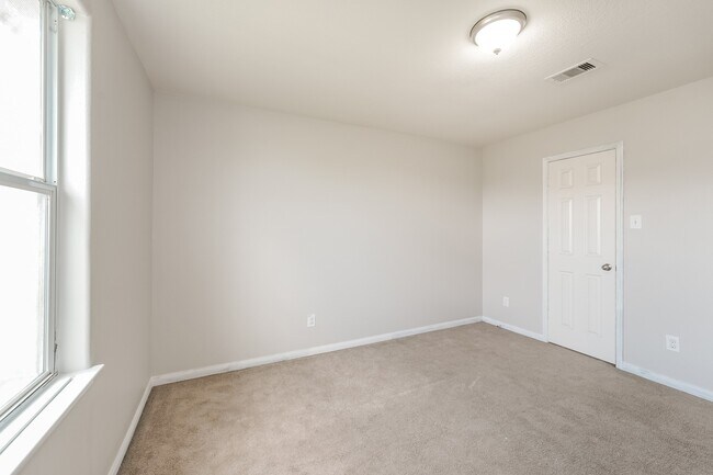 Building Photo - 2027 Golden Topaz Dr