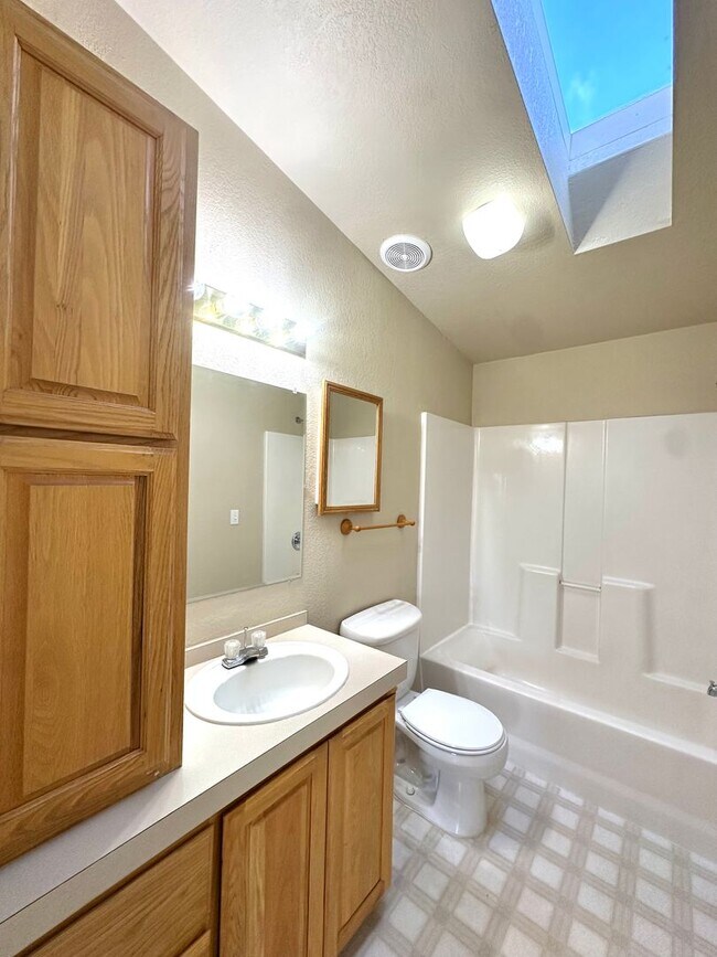 Building Photo - Light & bright single level home in NE Bend!