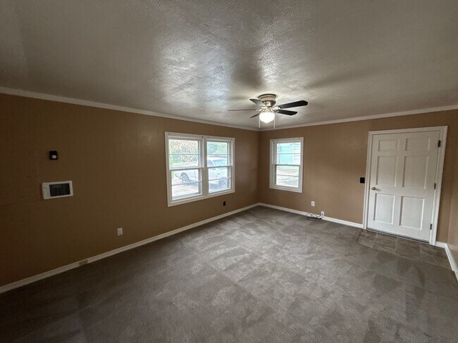 Building Photo - 465 Madrona Ave SE