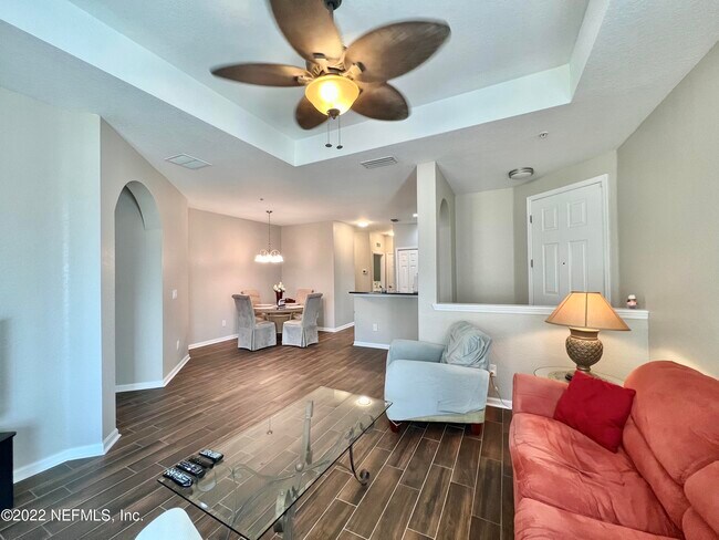 Building Photo - 145 Calle el Jardin