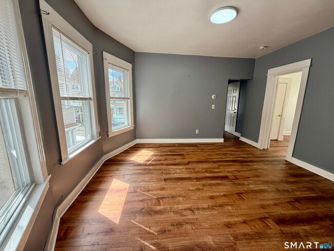 Building Photo - 202 6th St