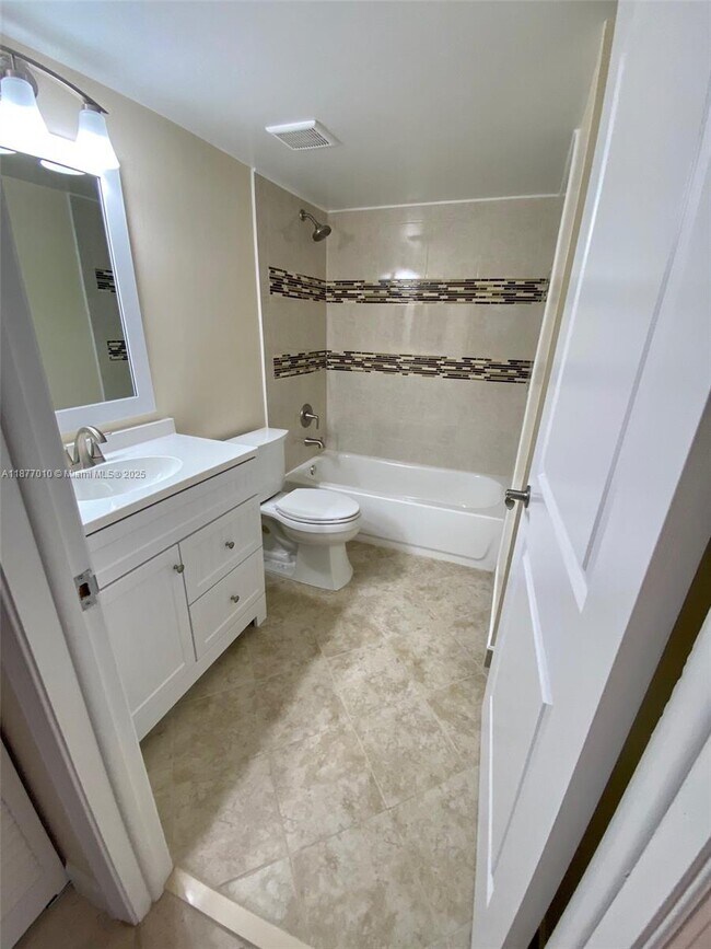 Building Photo - 8881 Fontainebleau Blvd