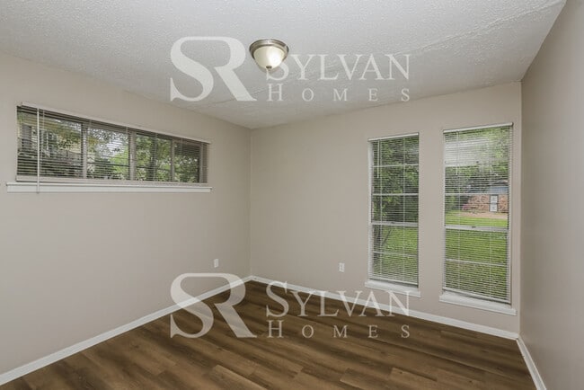 Building Photo - Step into this stunning 3-bedroom, 2-bathr...