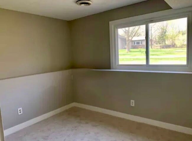 Building Photo - 4BR/2BA Eden Prairie Home In Cul De Sac Available 6/1 !