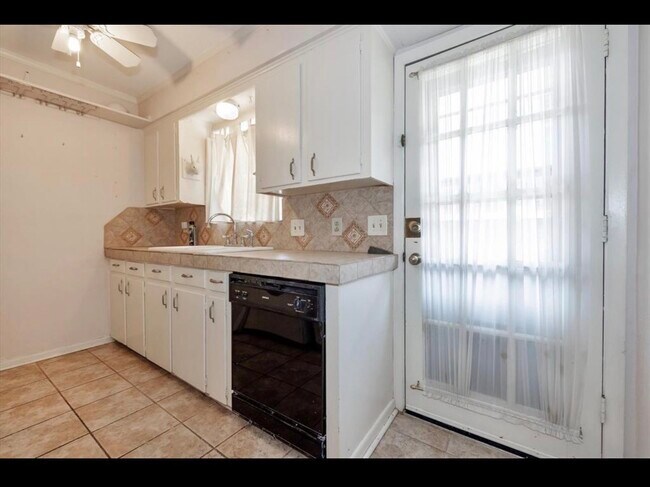 Building Photo - 10122 Shadow Wood Dr