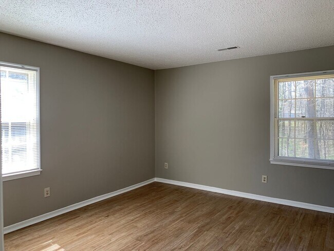 Building Photo - SW Large Brick Home, Updated Kitchen & Bathrooms, Wood Like Flooring, Fenced Yard!