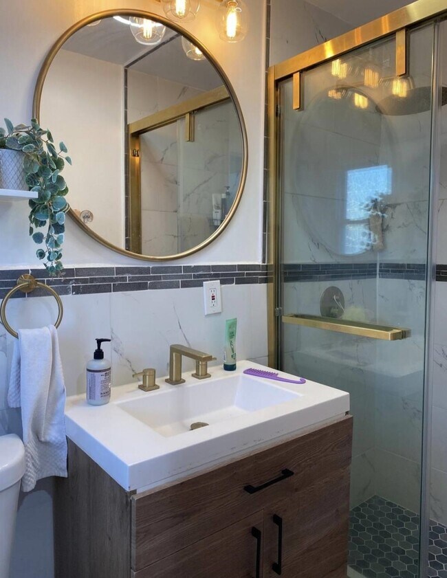 Building Photo - 166 Front St