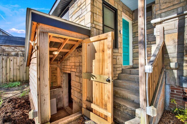 Building Photo - Thomas Square Home