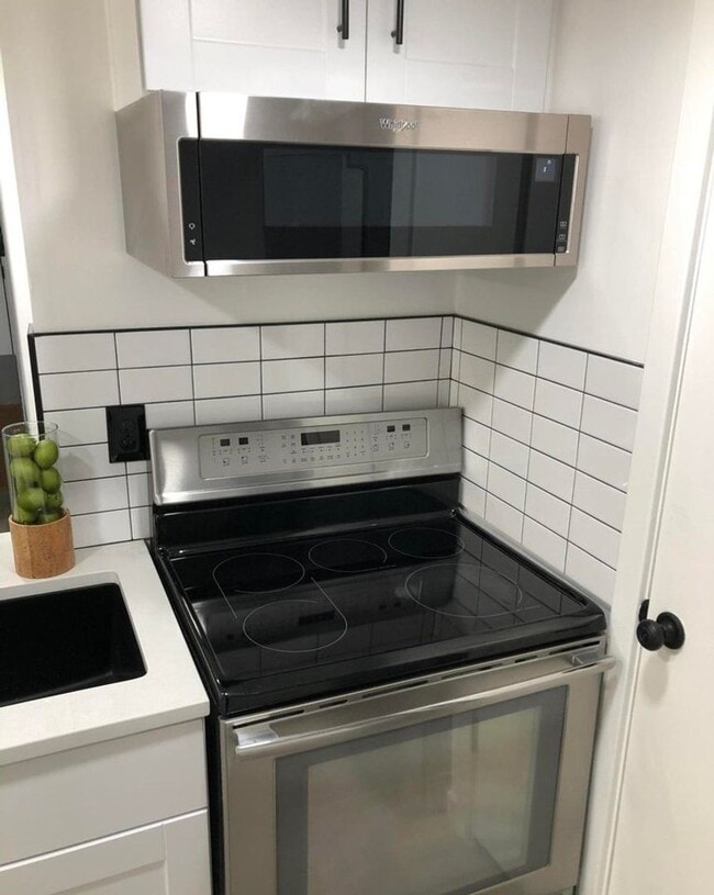 Building Photo - Option with 1 Month Free rent! 1 Bedroom with UTILITIES included!