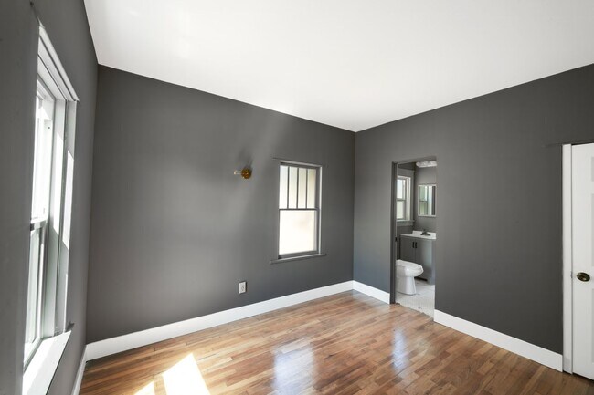 Building Photo - 3041 Valle Ave