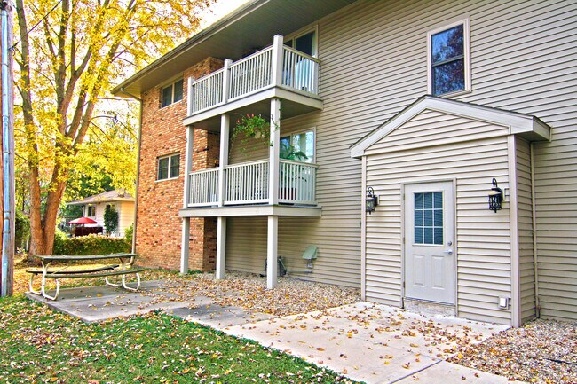 Complex Exterior View - 2000 S Douglas Ave