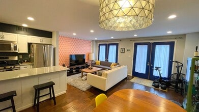 Building Photo - Spacious in SW