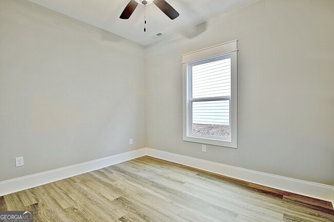 Building Photo - 190 Redhaven Dr